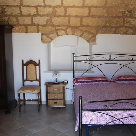לינה וארוחת בוקר Masseria Li Curti 3*