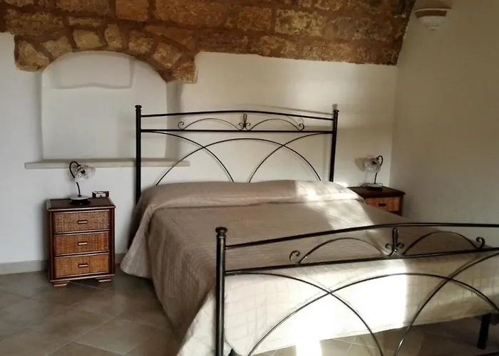 Masseria Li Curti Bed & Breakfast 3*